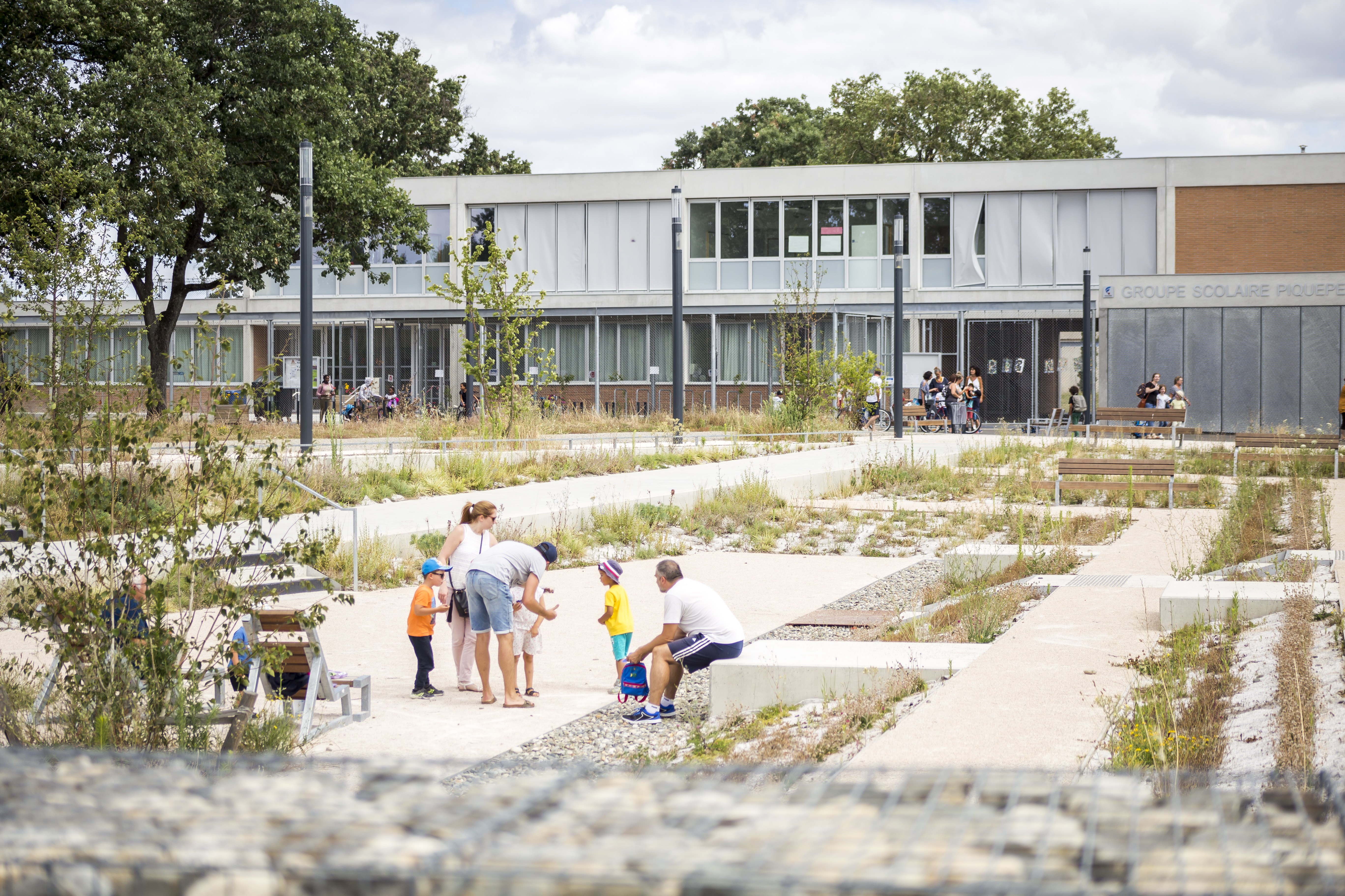 Place centrale du quartier Piquepeyre et son nouveau groupe scolaire